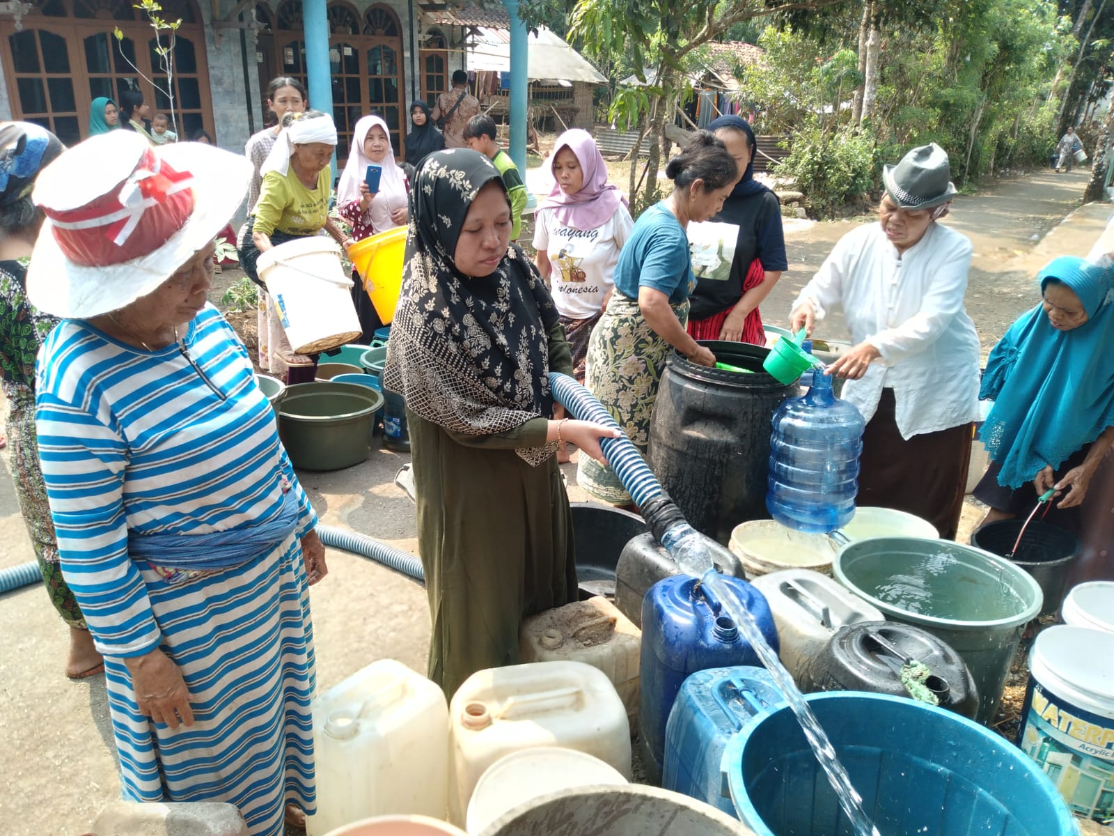 Dibantu Air Bersih, Warga Desa Penyalahan Kabupaten Tegal Merasa Bahagia
