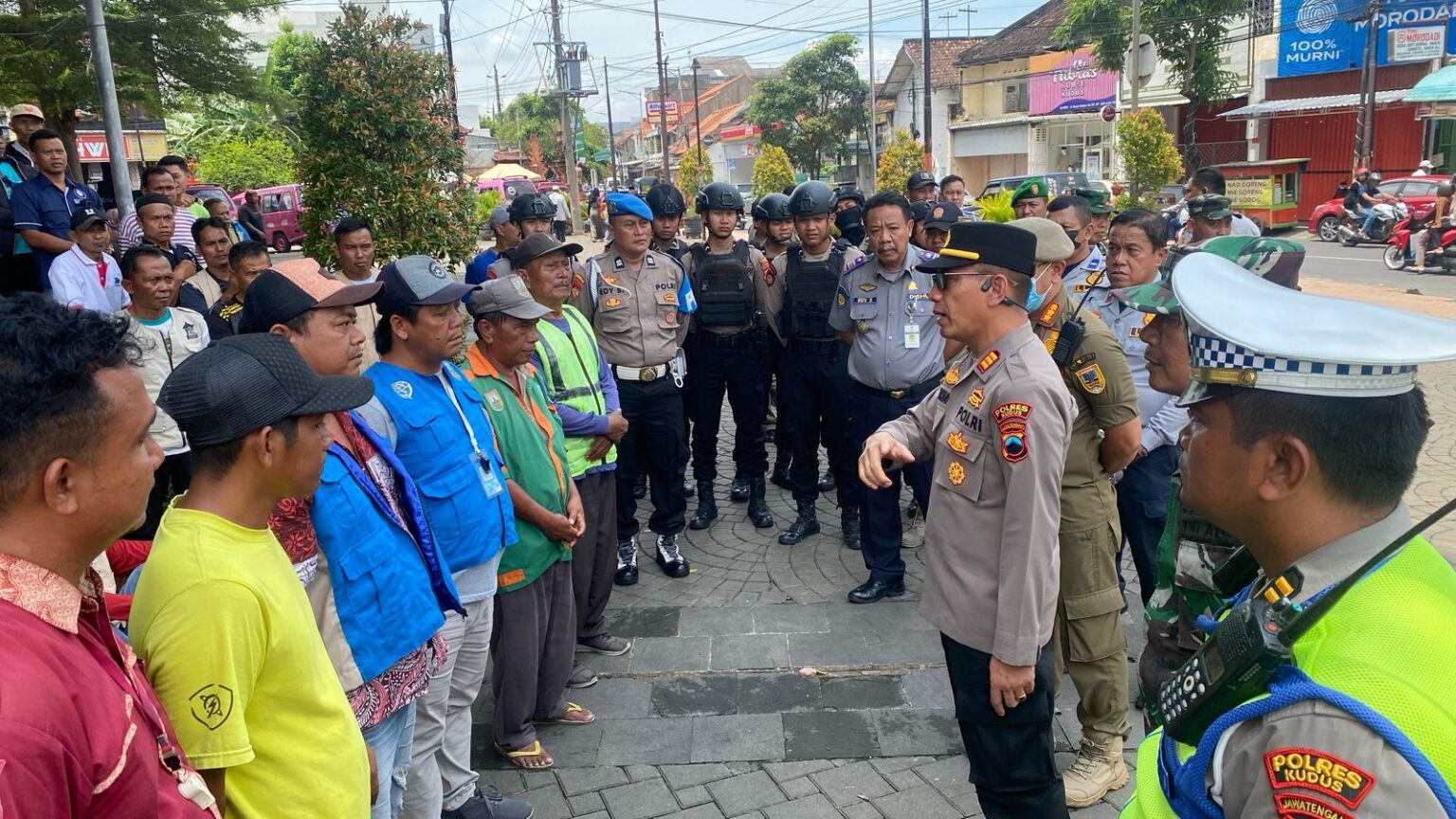 Kawasan Wisata Religi Sunan Kudus Semrawut, Tim Gakkumdu Tilang Kendaraan Parkir Sembarangan