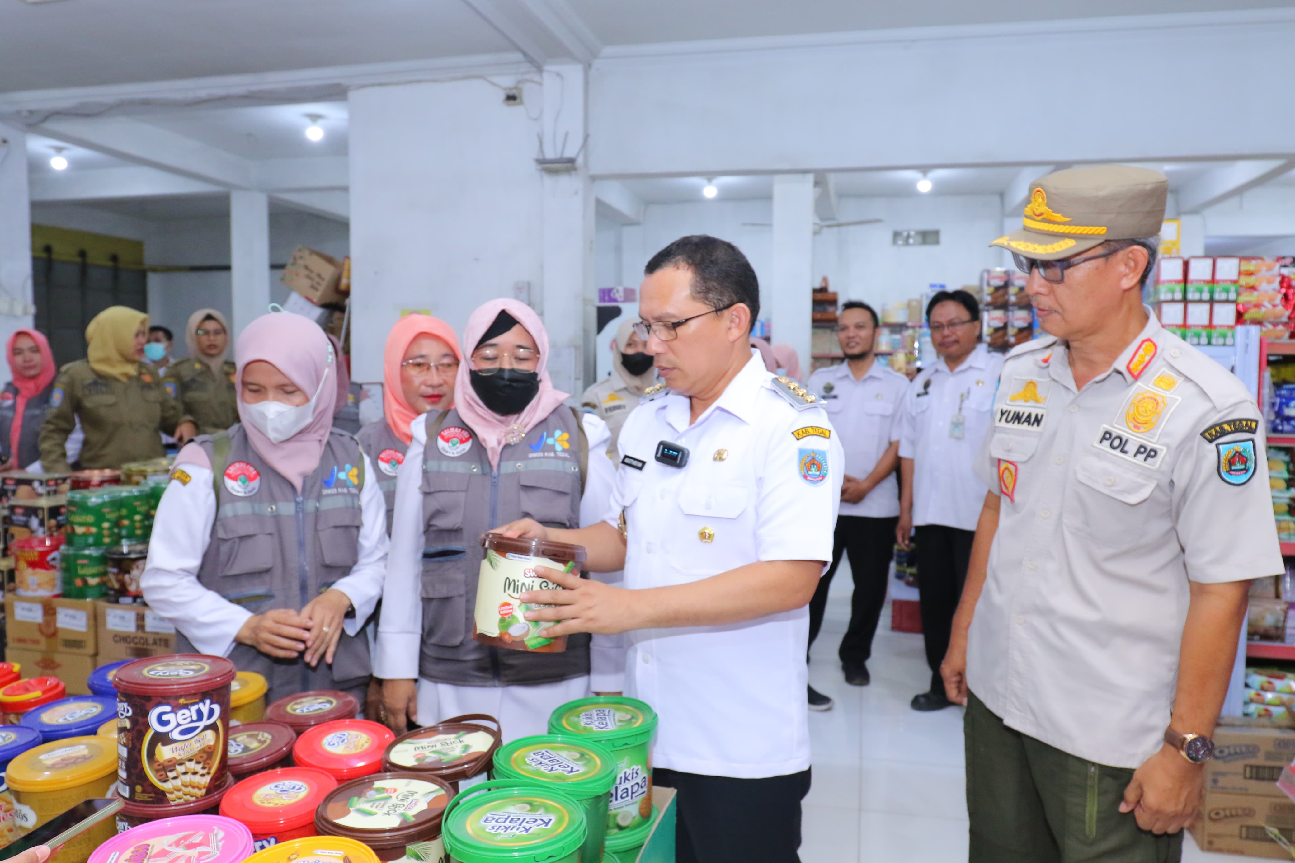 Pj Bupati Tegal dan Dinas Kesehatan Sidak Produk Makanan di Pasar dan Swalayan