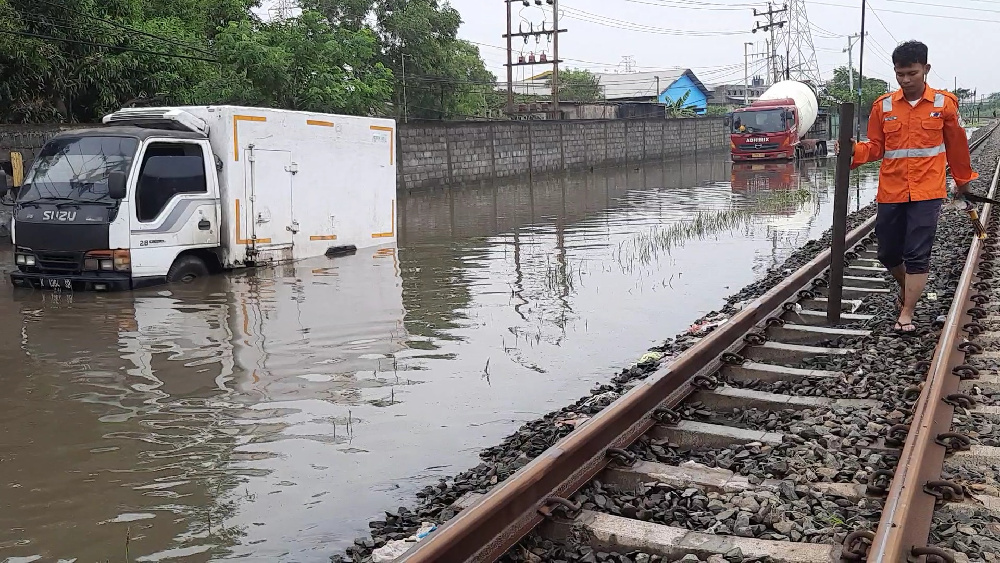 Hujan 1 Hari Penuh, Banjir Mulai Menggenangi Jalan Kaligawe Kota Semarang 