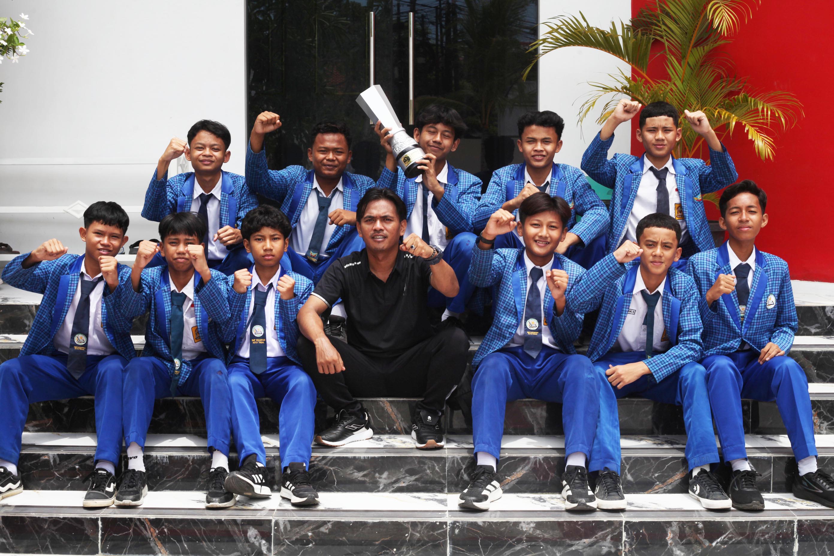 SMP Ihsaniyah Kota Tegal Jawara Kompetisi Futsal Pelajar