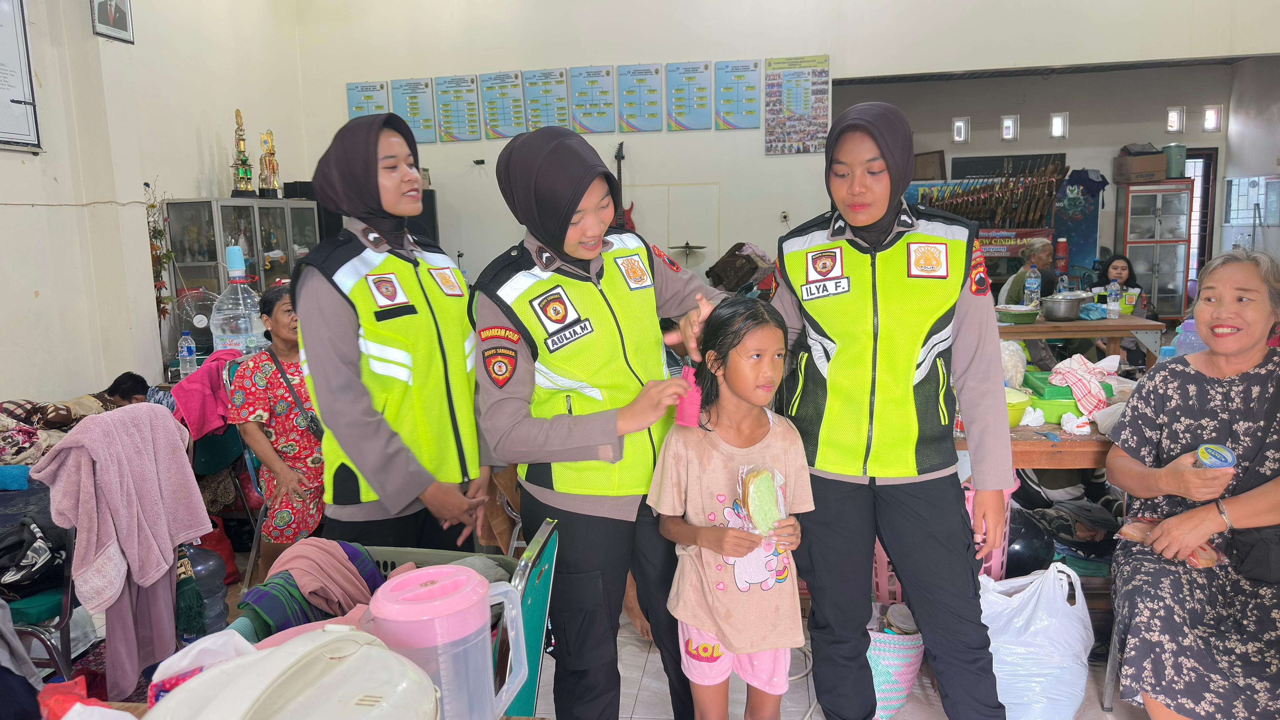 Trauma Healing Dianggap Penting, Polwan Hibur Pengungsi Pati Terdampak Banjir