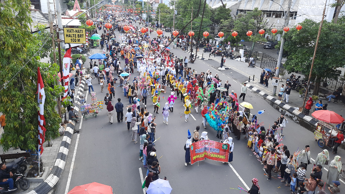 Ribuan Warga Tumpah Ruah di Jalan Pemuda Semarang