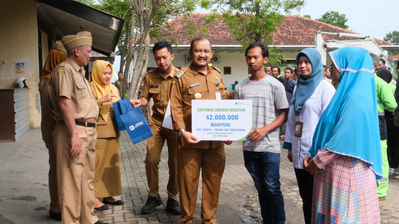 Bupati Pemalang Apresiasi Petugas Sampah dan Penyapu DLH