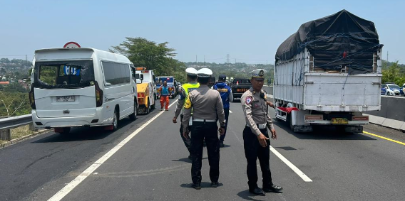 Hindari Toyota Innova, Penyebab Elf Rombongan Santri Kecelakaan Tunggal di Tol Ungaran