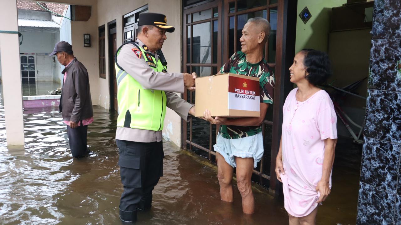 Polres Kudus Tebar Bansos, Blusukan Door to Door ke Warga Terdampak Banjir