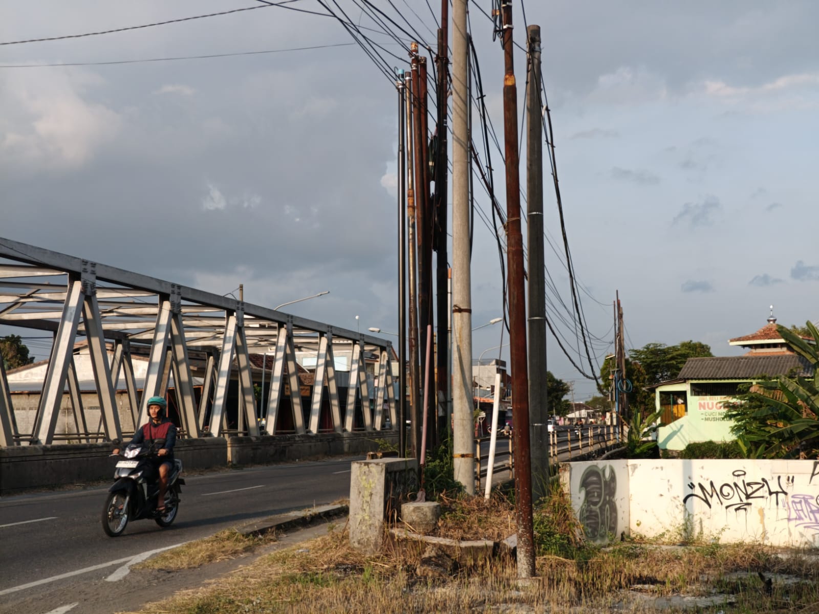 Tiang Internet Liar Jadi Sorotan! Kabel Semrawut Kontribusi Nol