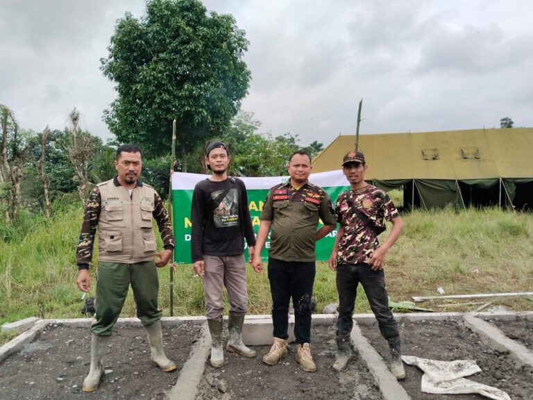 Jelang Ramadhan Banser Kebut Rampungkan Musala Darurat Pengungsian Padasari 