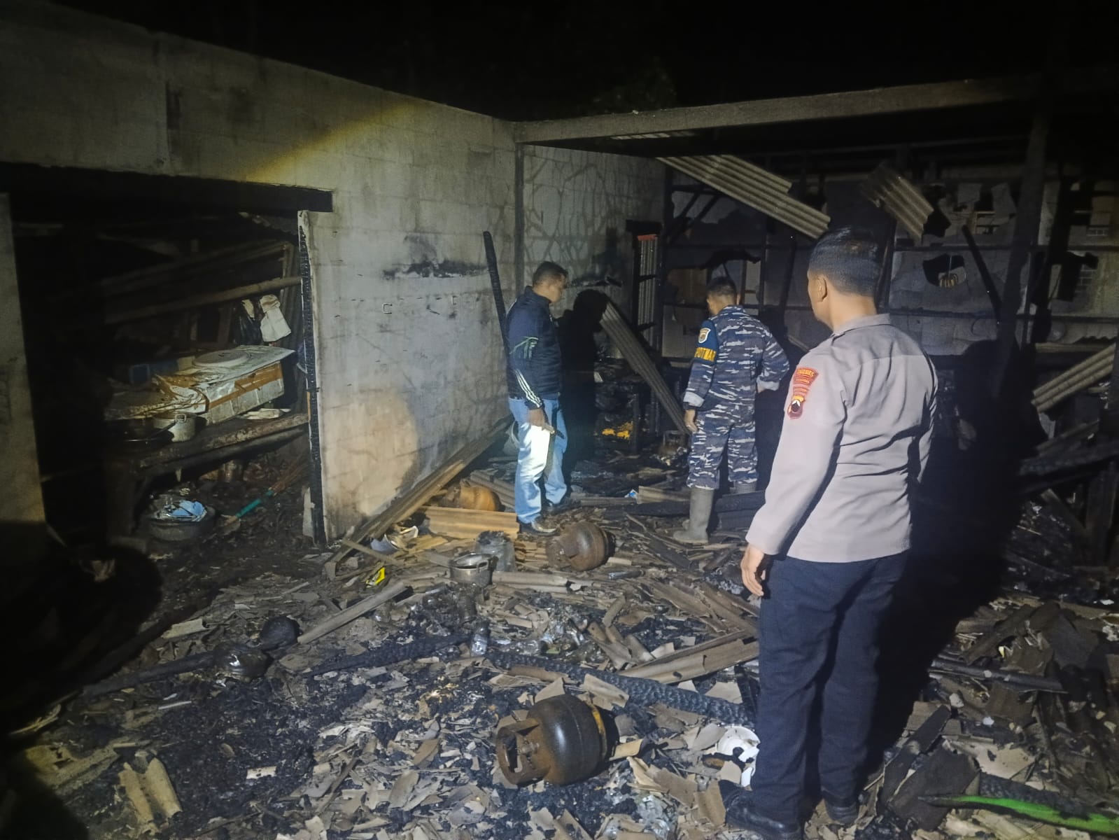 11 Warung di Pantai Wonokerto Pekalongan Ludes Terbakar