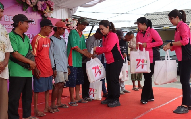 Bagi Sembako untuk Masyarakat Kurang Mampu dalam Rangka HKGB ke-71