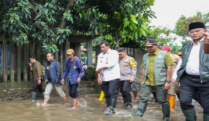 Pj Gubernur Jateng Minta Tanggul Sungai Dievaluasi saat Tinjau Banjir di Jepara dan Demak 