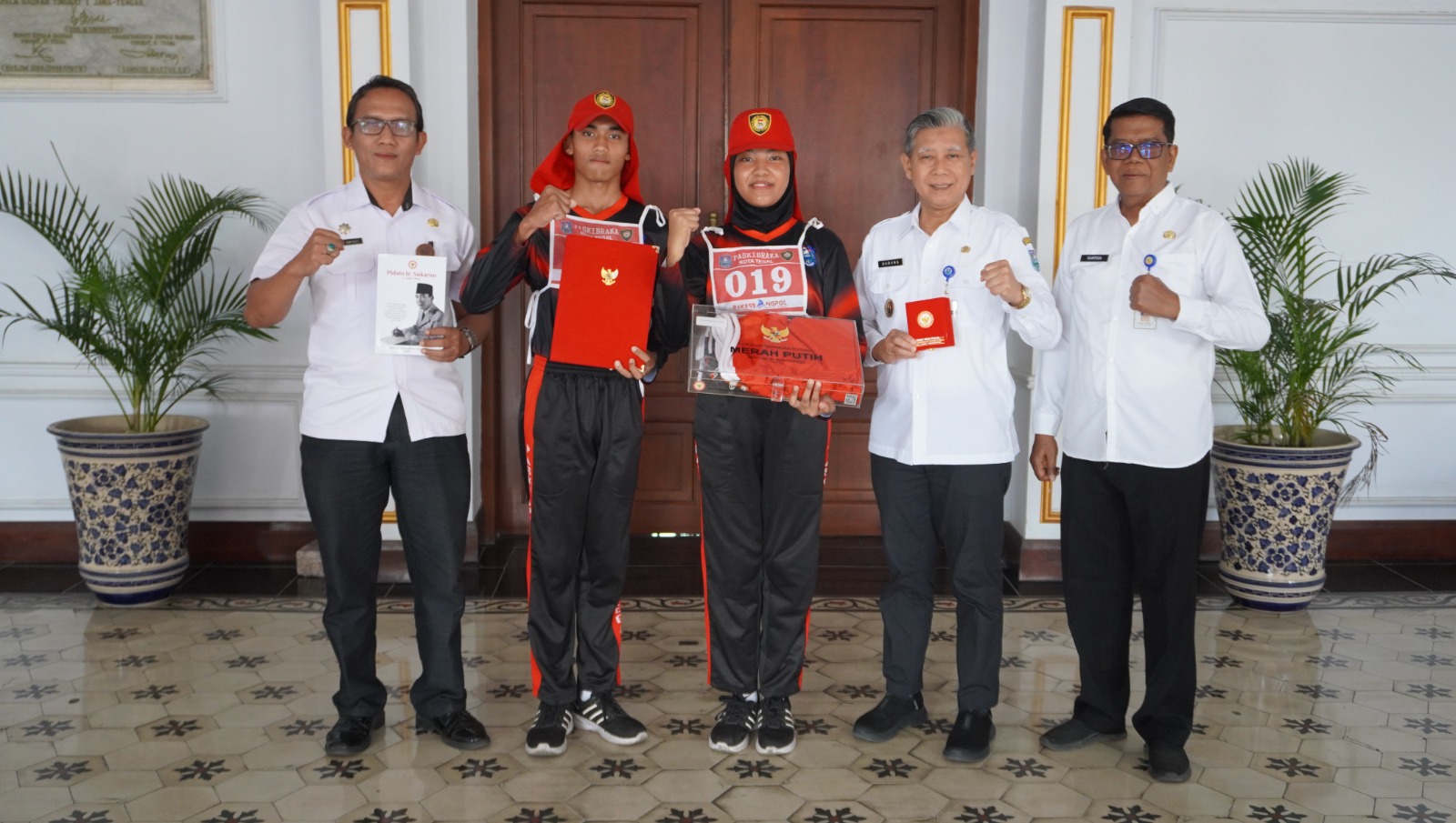 Siap Dikibarkan saat Upacara, Pj Wali Kota Terima Duplikat Bendera Pusaka