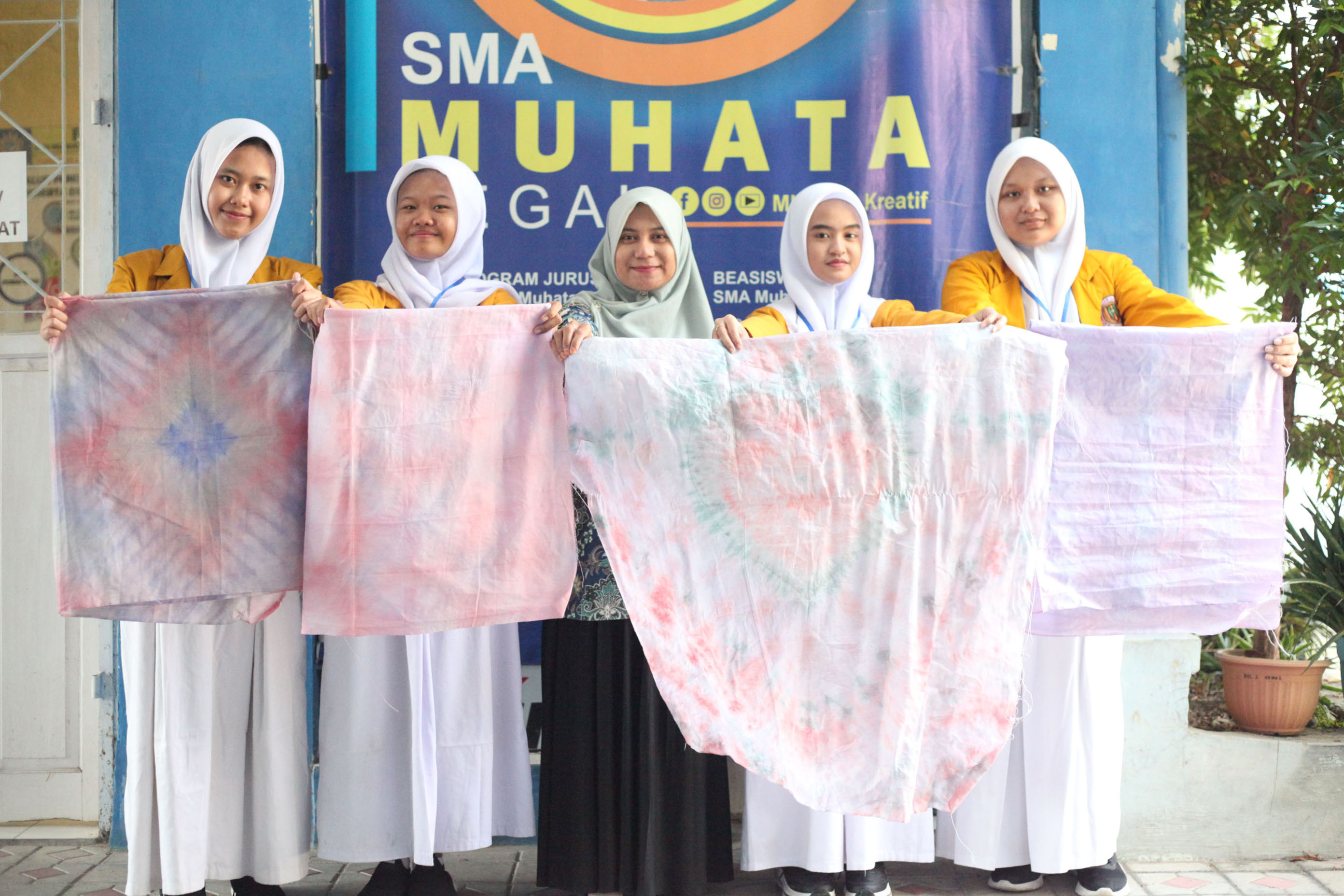 Siswa Baru SMA Muhammadiyah Kota Tegal Hasilkan Karya Batik Celup