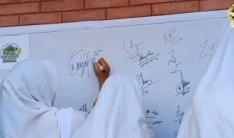 SMP Muhammadiyah 1 Adiwerna Kabupaten Tegal Makan Bubur Bersama dan Luncurkan Program Green School ‎