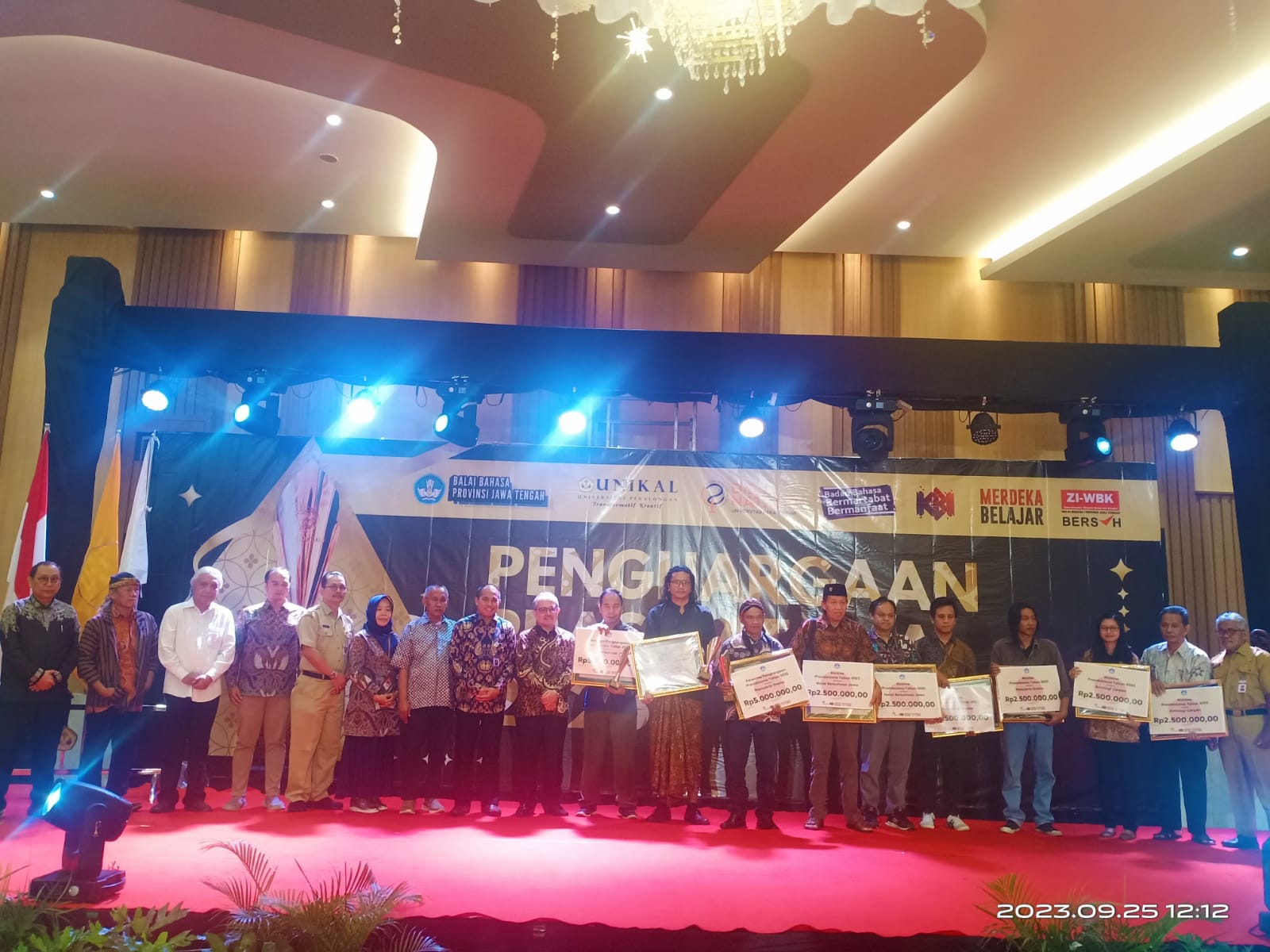 Keren, Tokoh Bahasa dan Sastra Indonesia di Jateng Terima Penghargaan Prasidatama
