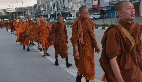 Mengenal Tradisi Thudong dan Alasan Biksu Jalan Kaki Dari Thailand ke Borobudur