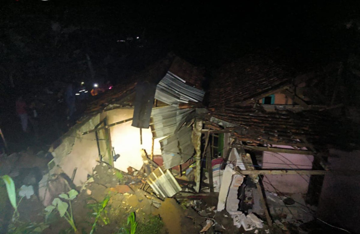 Tanah Longsor di Kalikajar Timpa 2 Rumah, 4 Orang Terluka, 1 Diantaranya Dirawat di Rumah Sakit