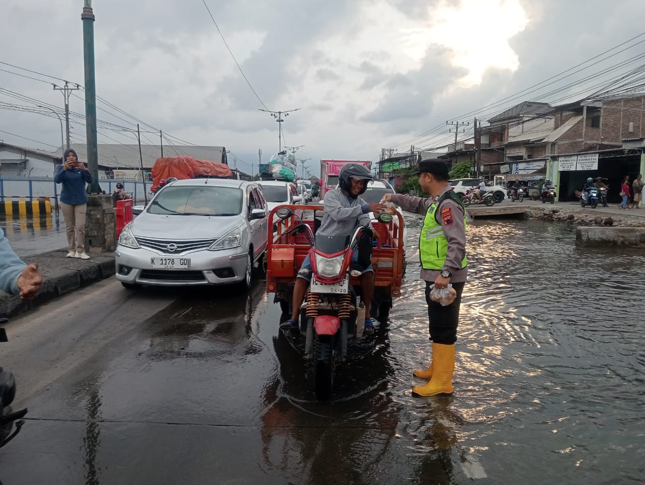 Polsek Sayung Bagikan Takjil di Pantura, Bantu Pengguna Jalan Terdampak Rob