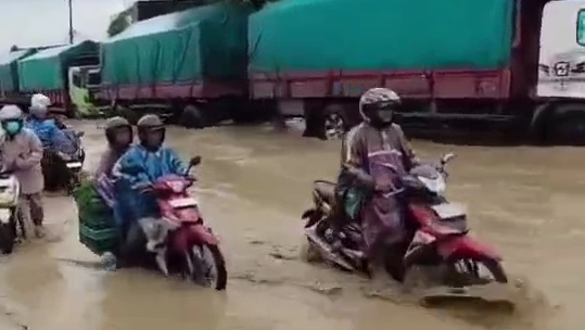 Banjir Rendam Jalur Pantura KM 7 Genuk, Arus Semarang–Demak Macet hingga 15 Kilometer