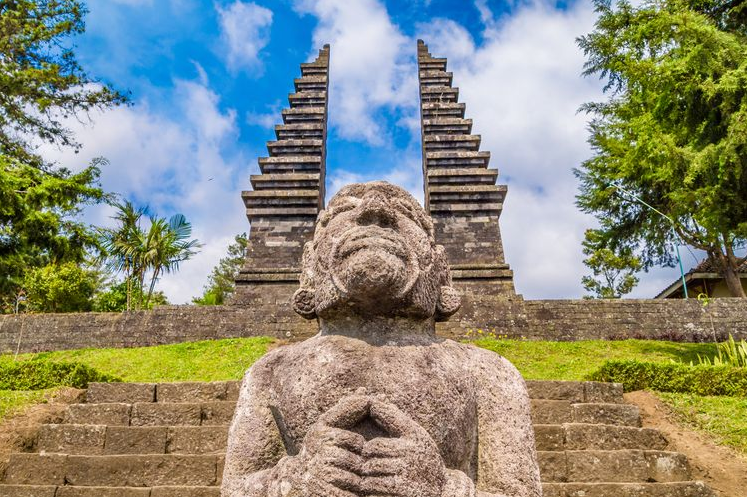 Misteri dan Pesona Candi Cetho: Panggilan Makhluk Gaib di Puncak Gunung Lawu