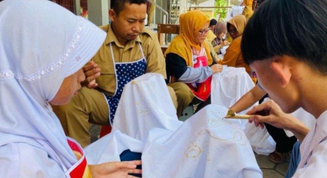 SLB Negeri Slawi Adakan In House Training Membatik kepada Siswa Berkebutuhan Khusus