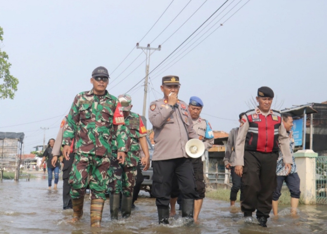 TNI-Polri Patroli Jalan Kaki ke Permukiman Terdampak Rob
