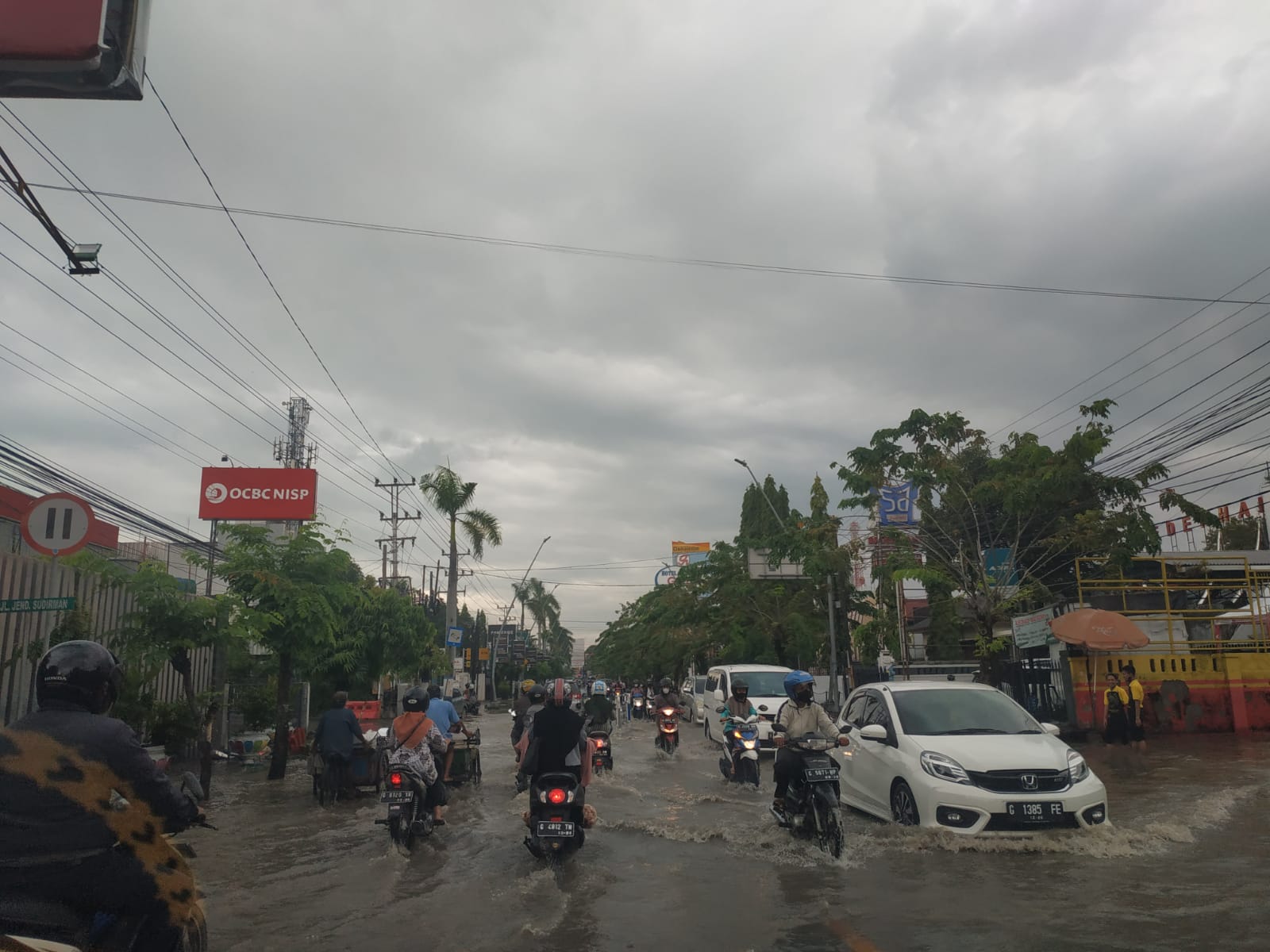 Hujan, Jalan dan Sekolah di Kota Tegal Banjir 