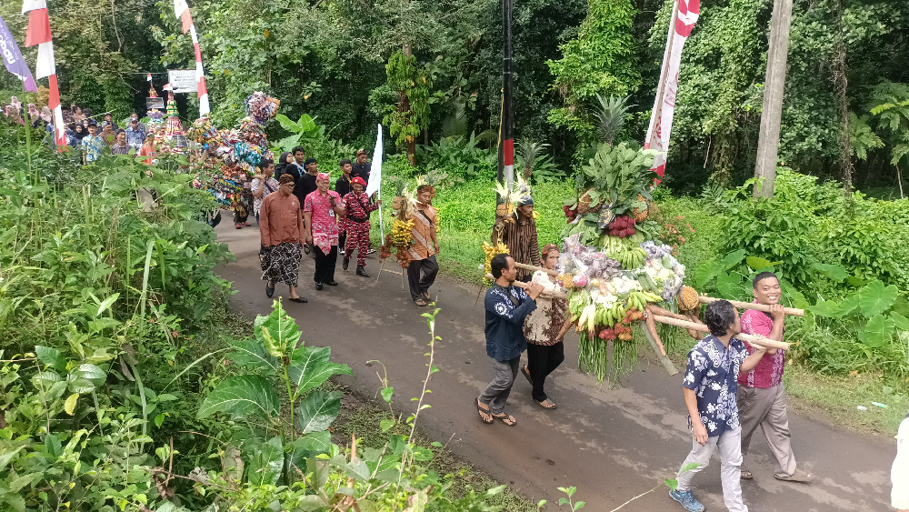 Dua Kuda dan Gunungan Iringi Kirab Budaya Curug Sari Sironjang