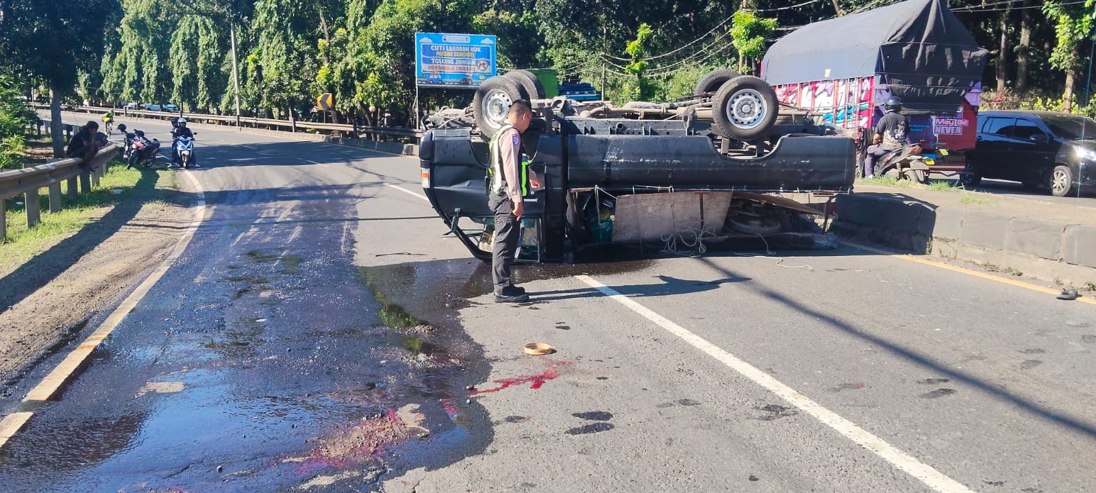Pick Up Terbalik di Pantura Batang, 3 Orang Luka-luka