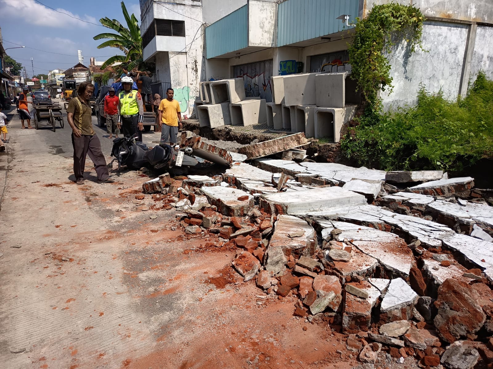 Ibu dan Anak Tertimba Tembok Pagar Eks Bioskop di Jalan Sindoro Pemalang
