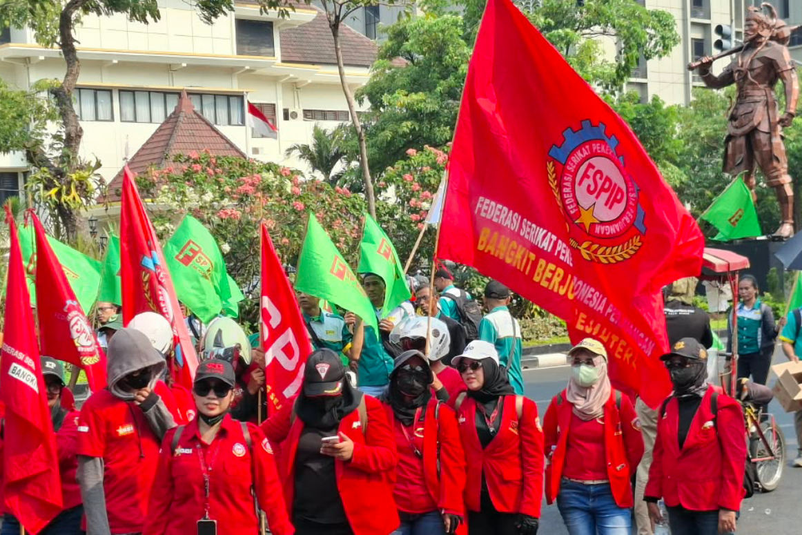 Ratusan Buruh ABJAT Demo di Kantor Gubernur Jateng, Tuntut Kenaikan Upah 10 Persen