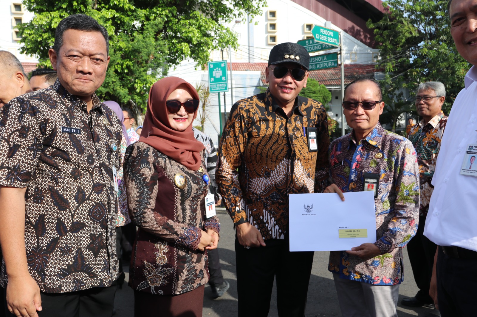 Apel Bersama, Dedy Yon Supriyono Serahkan SK Pensiunan kepada Kepala Dinas Sosial Bajari