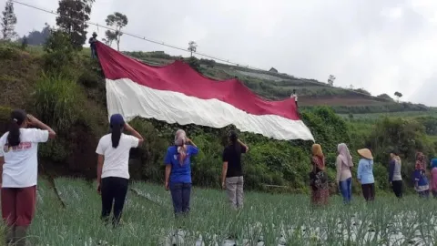 Merdeka! Petani Kibarkan Bendera Merah Putih Raksasa  di Lereng Merbabu