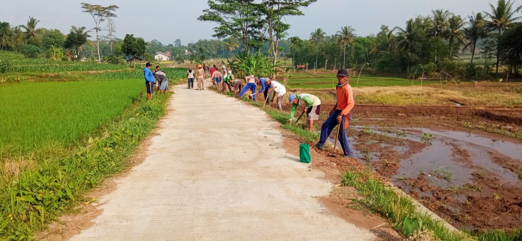 Kerja Bakti Pemeliharaan Jalan Penghubung di Desa Rembul Kabupaten Pemalang