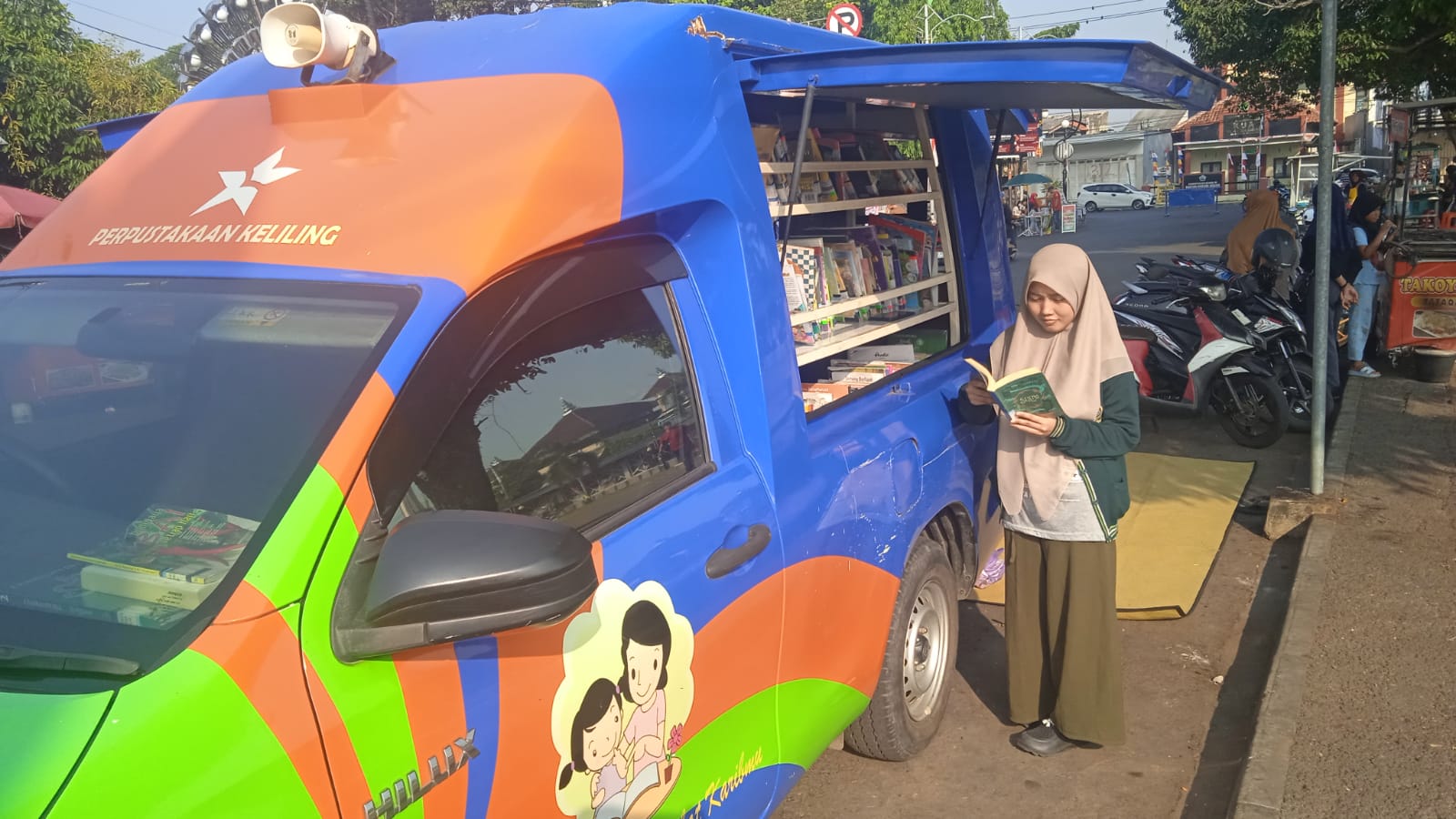 Lawan Budaya Scroll, Perpustakaan Keliling Batang Bawa Buku ke CFD