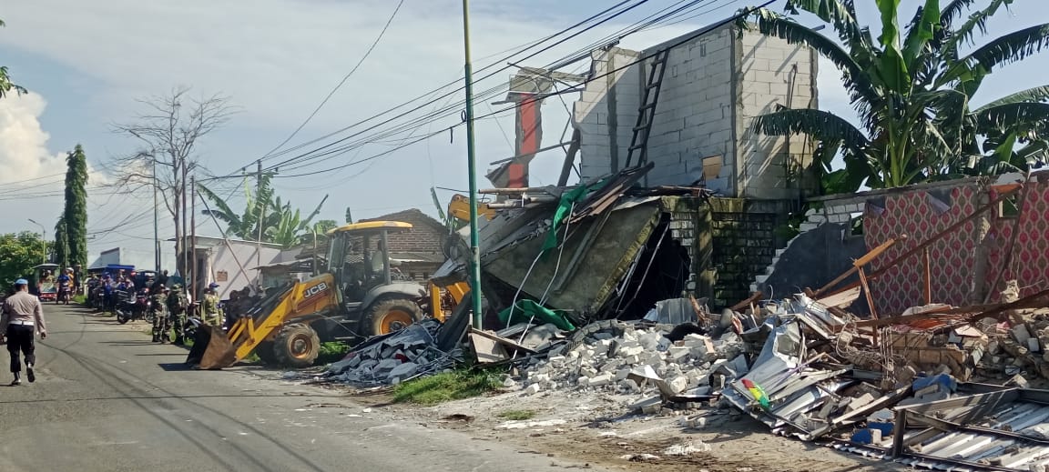 Kawasan Warung Remang-Remang Tayu Pati Dihancurkan Satpol PP