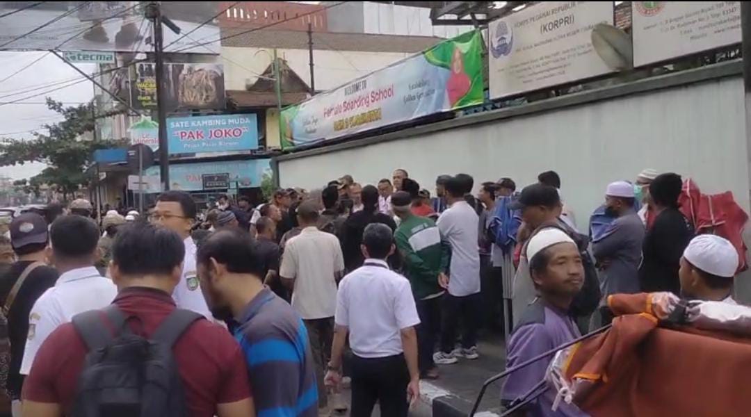 Penertiban Pedagang Takjil di Depan Pasar Klewer Picu Ketegangan