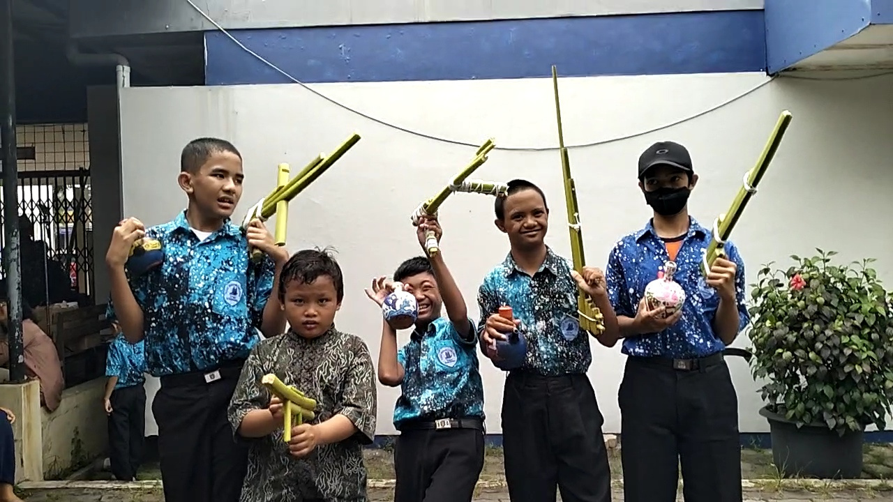 Pelepah Pisang Menjadi Jembatan Belajar Anak Berkebutuhan Khusus SLB C-D YPAC 