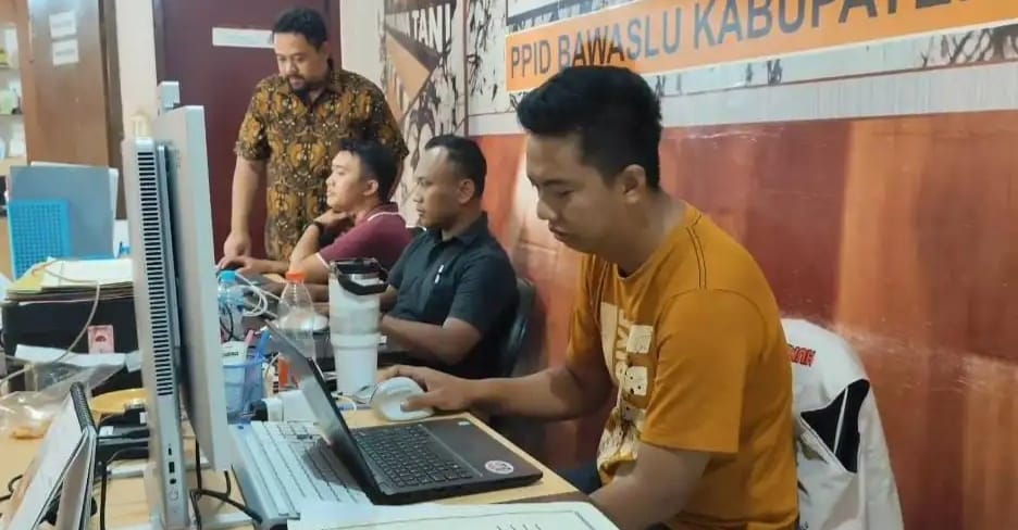 Netralitas ASN Dipertaruhkan, Bawaslu Pati Usut Foto Tiga PNS Bersama Paslon Cabup