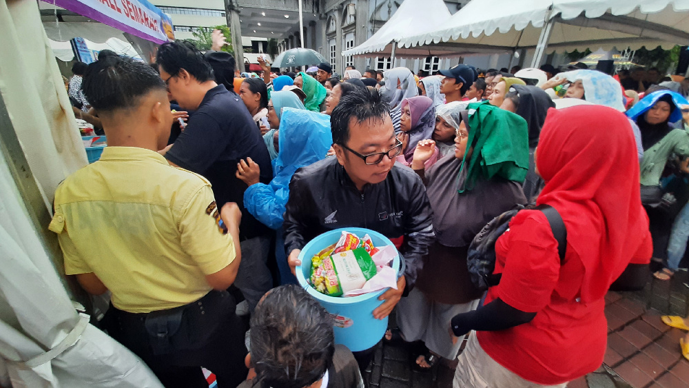 Tebus Murah, Warga Berdesakan Membeli Sembako di Bazar Ramadan Pemkot Semarang