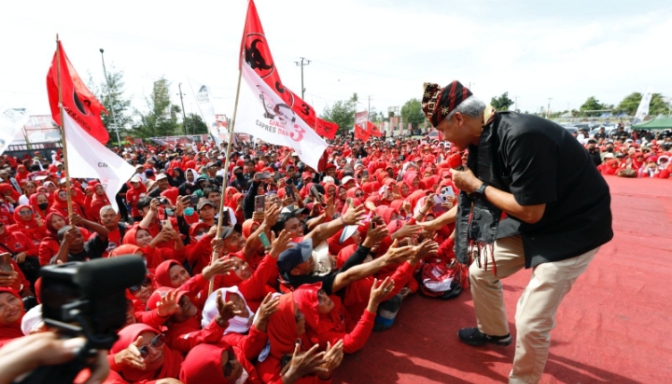 Ribuan Warga Lampung Rela Kepanasan Demi Sambut Ganjar Pranowo 