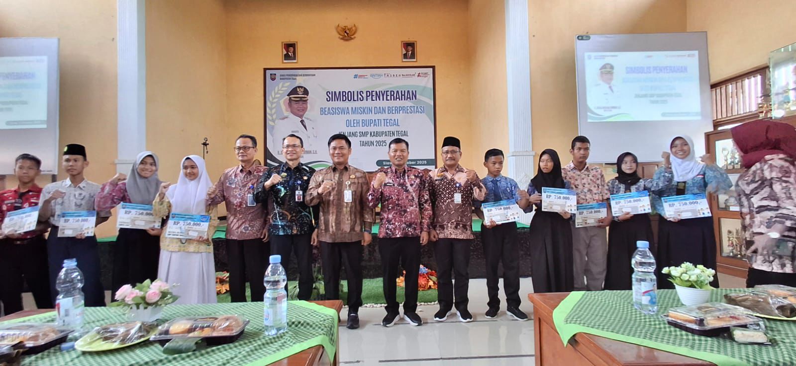 Gelontorkan Beasiswa Miskin Siswa Tingkat SMP 