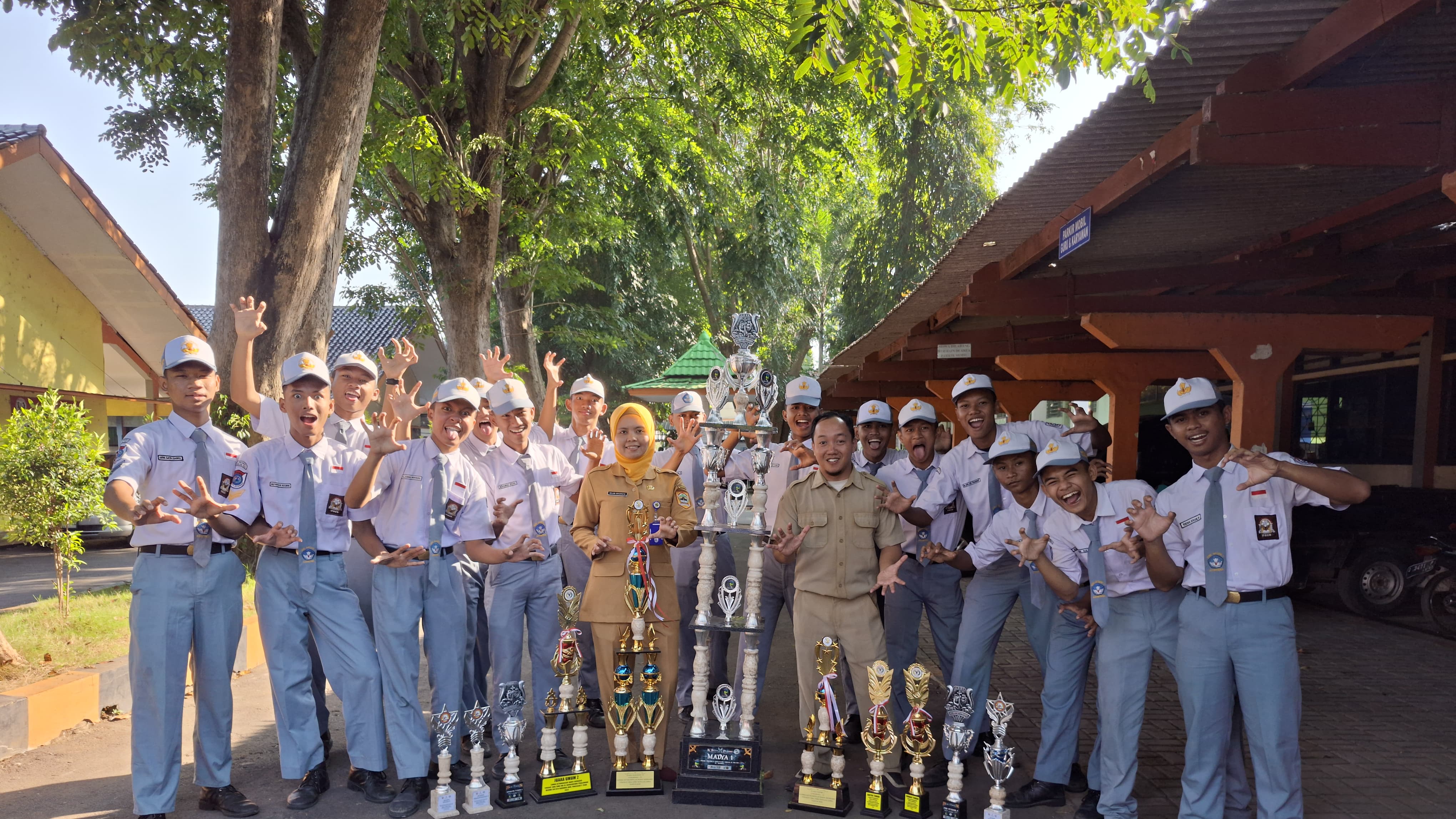 SMKN 1 Adiwerna Kabupaten Tegal Borong Juara Parade Baris Nusantara ‎