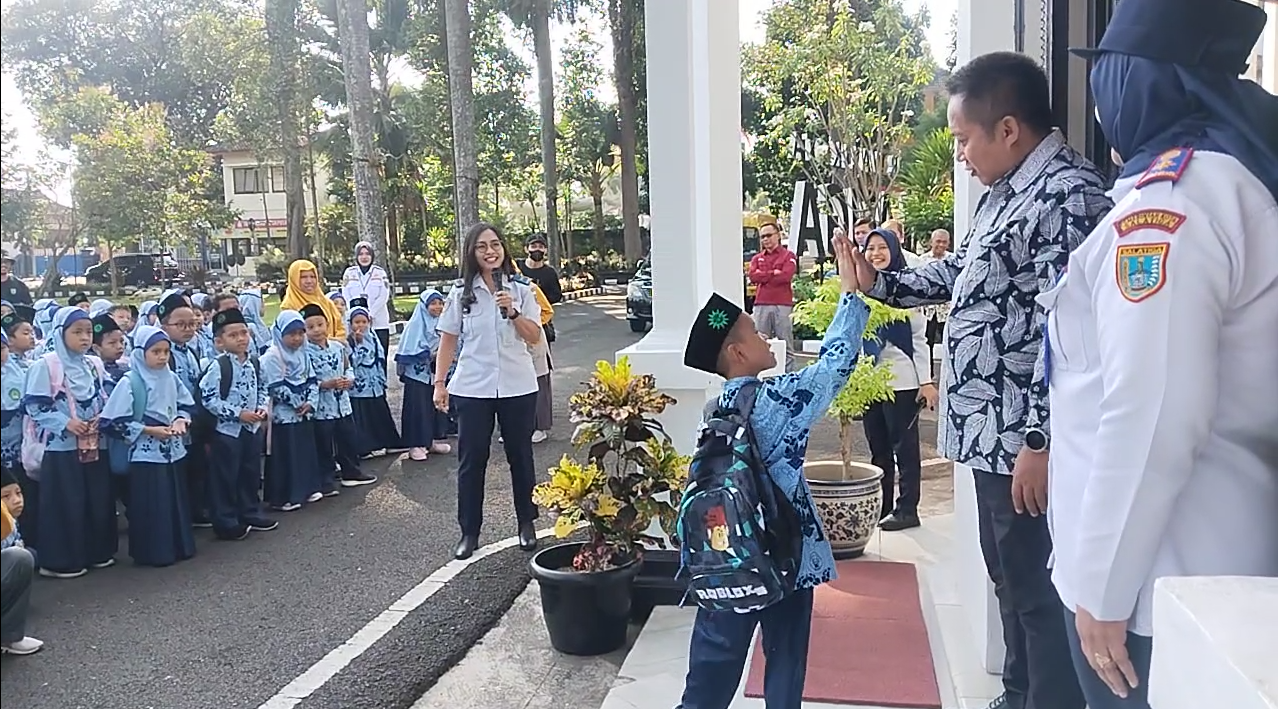 Pj Wali Kota Salatiga Beri Kado Makan Siang Gratis ke Siswa SD Muhammadiyah Plus