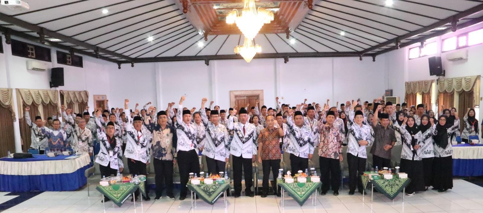 Pj Wali Kota Tegal Buka Konferensi Kota PGRI