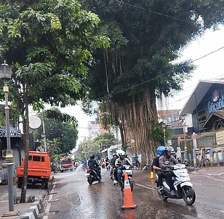 Tiga Warga Terpeleset Buah Beringin, BPBD dan Damkar Salatiga Semprot Jalanan 