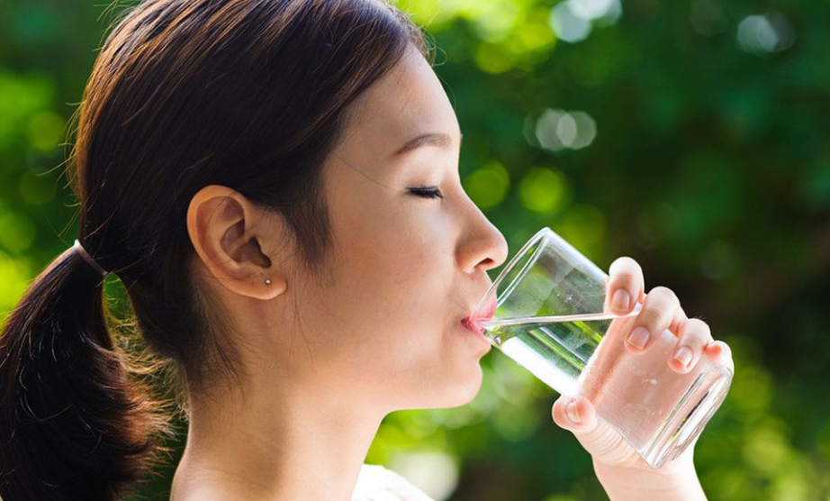 Jarang Diketahui! Ini Dia 9 Manfaat Air Putih untuk Kecantikan Wajah