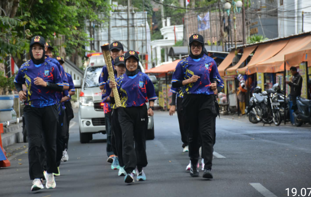 Senyum Sumringah Ruwiyati dan Erni Ulat Ningsih, Dua Atlet Legendaris Salatiga Kawal Obor PORPROV XVII