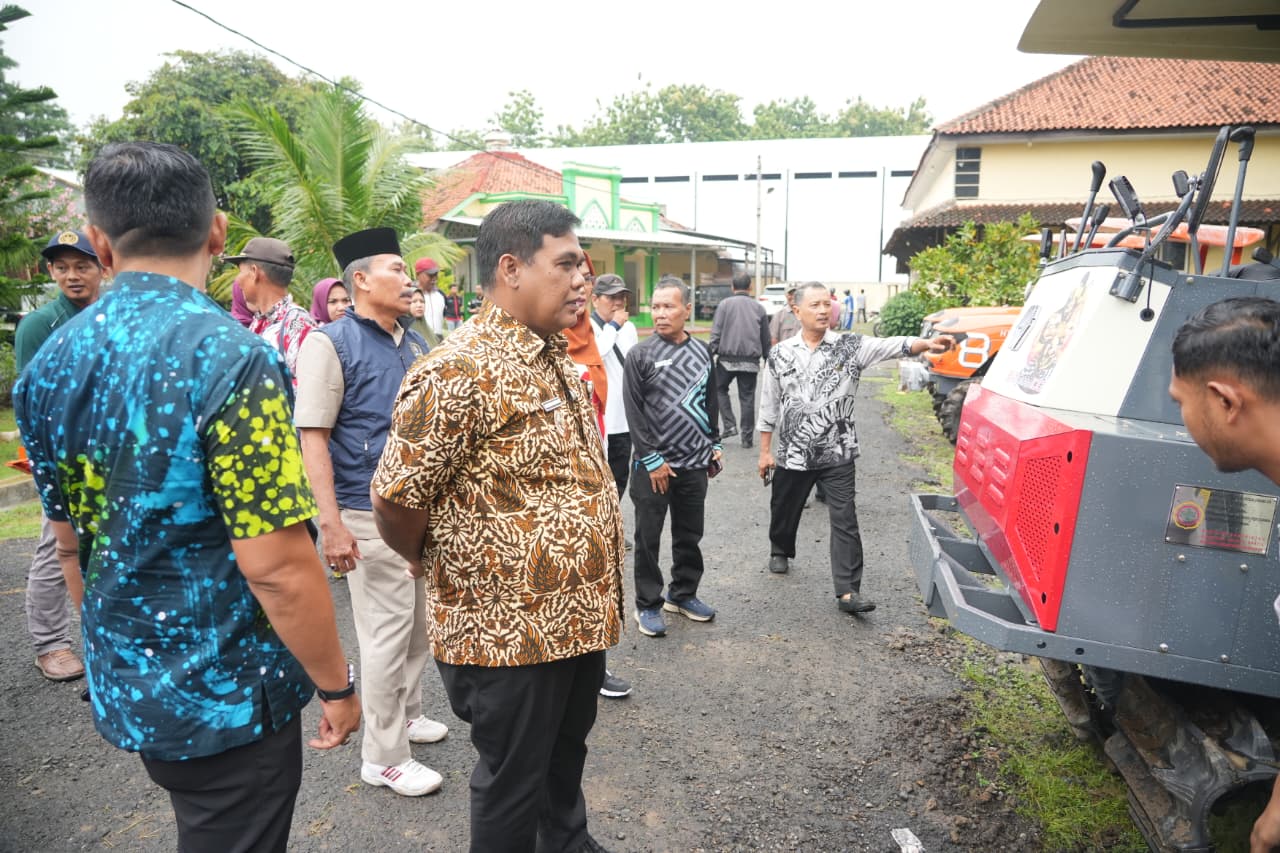 Perkuat Ketahanan Pangan, Petani Tegal Disokong Traktor Raksasa 