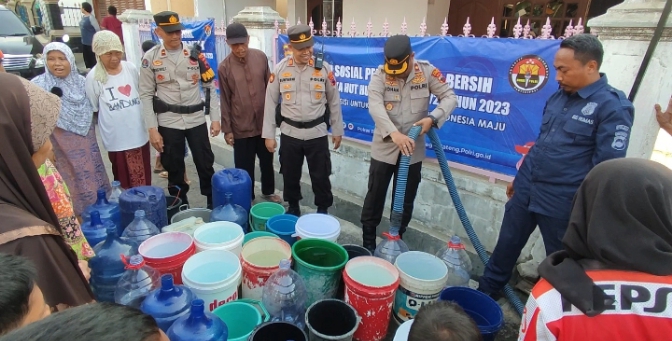 Dropping Air Bersih Warnai Rangkaian HUT Humas Polri di Polres Tegal